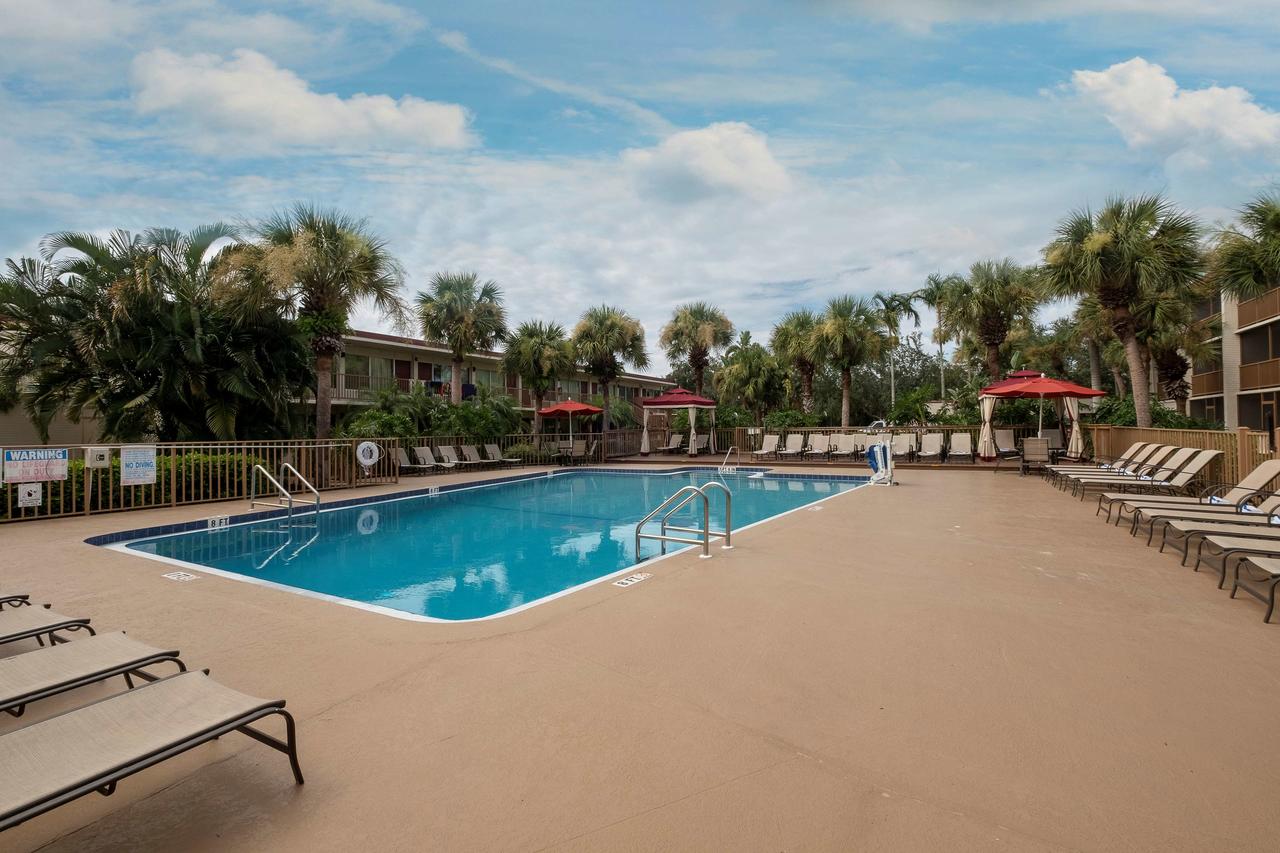 Red Roof Inn PLUS+ & Suites Naples Downtown-5th Ave S - thumb 14