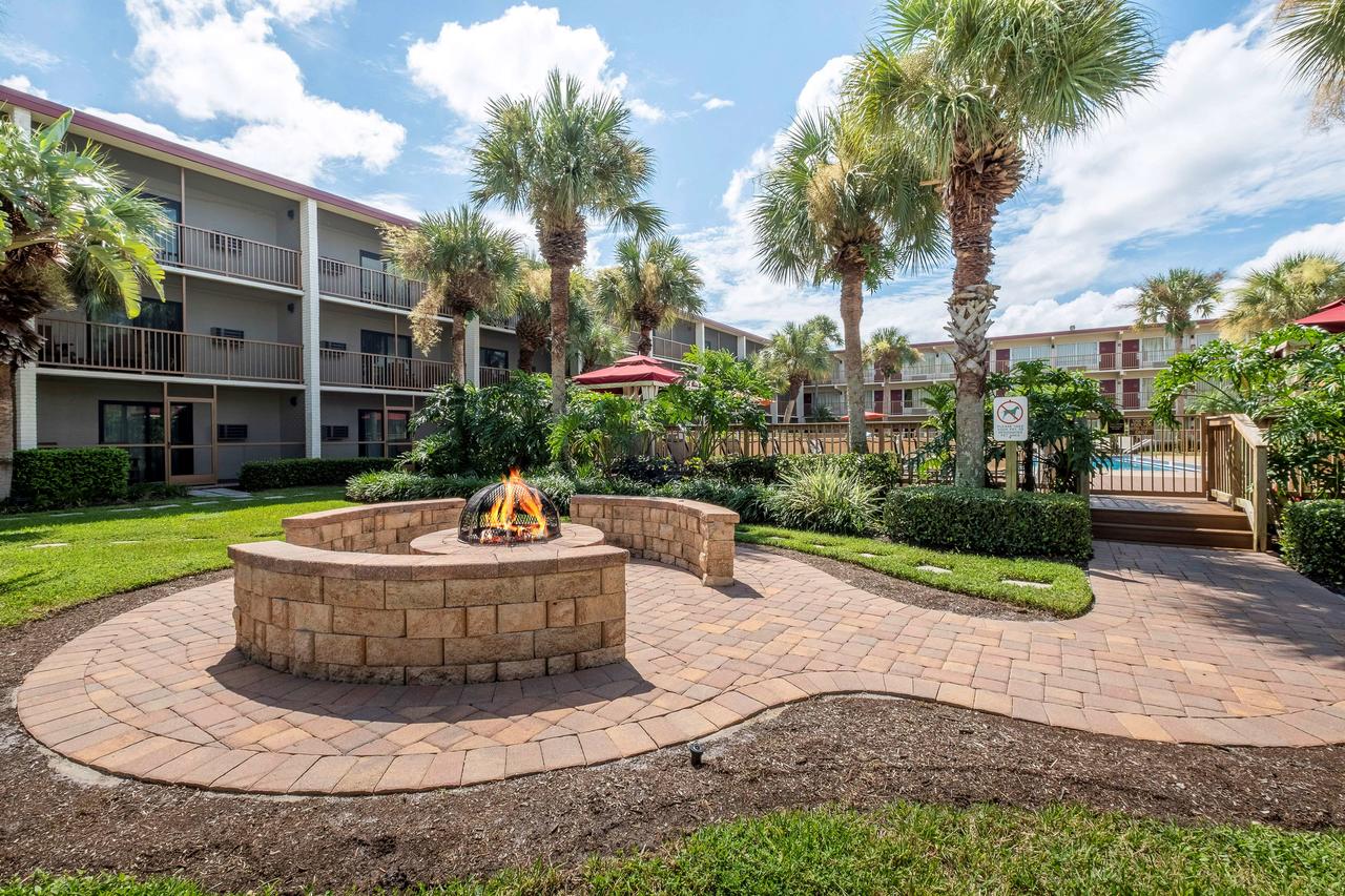 Red Roof Inn PLUS+ & Suites Naples Downtown-5th Ave S - thumb 1