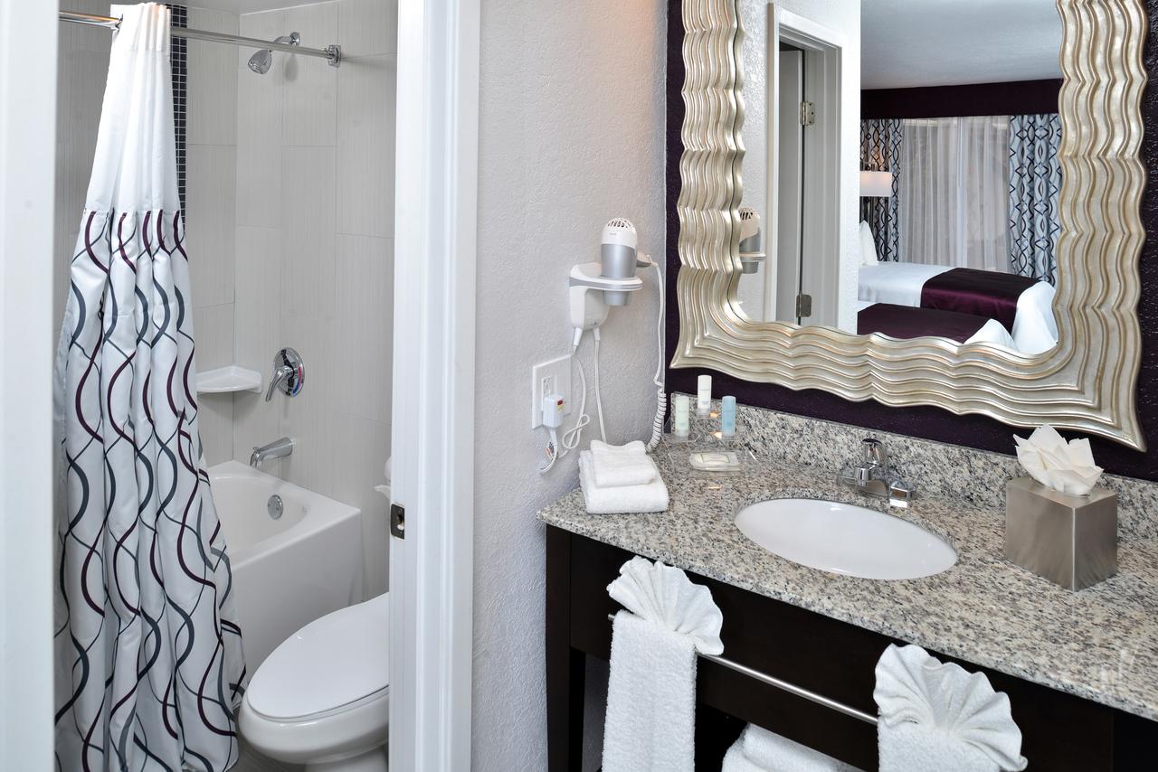 Clarion Inn & Suites Across From Universal Orlando Resort - thumb 1
