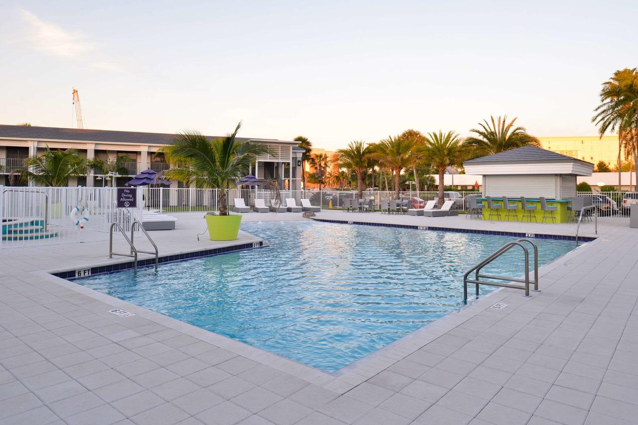 Clarion Inn & Suites Across From Universal Orlando Resort - thumb 3