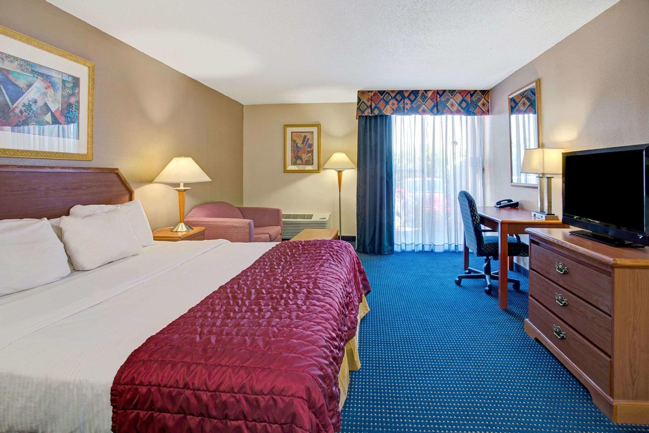 Baymont By Wyndham Florida Mall - thumb 39