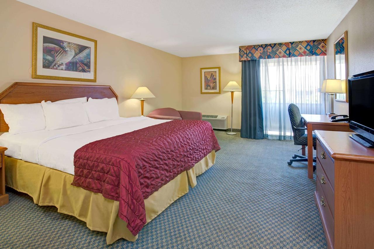 Baymont By Wyndham Florida Mall - thumb 37
