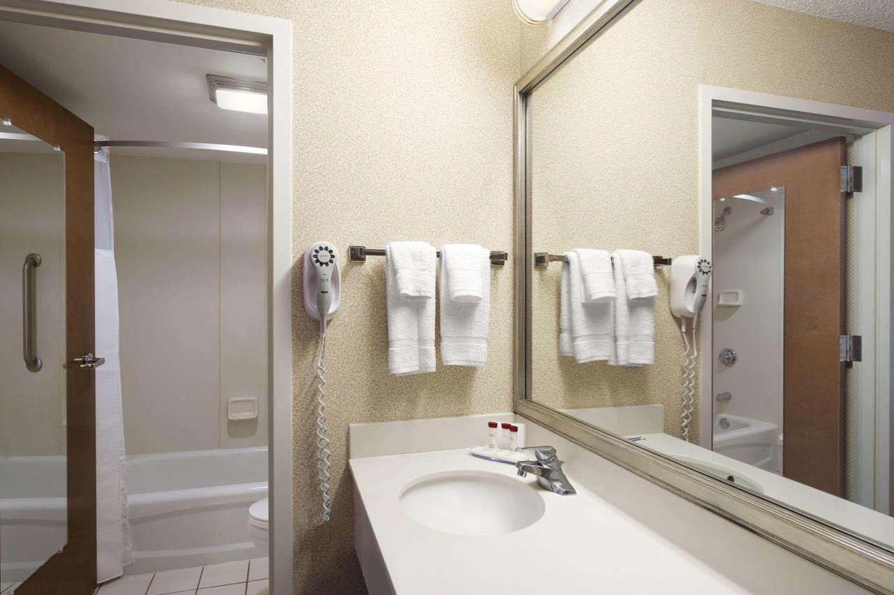 Ramada By Wyndham Suites Orlando Airport - thumb 36