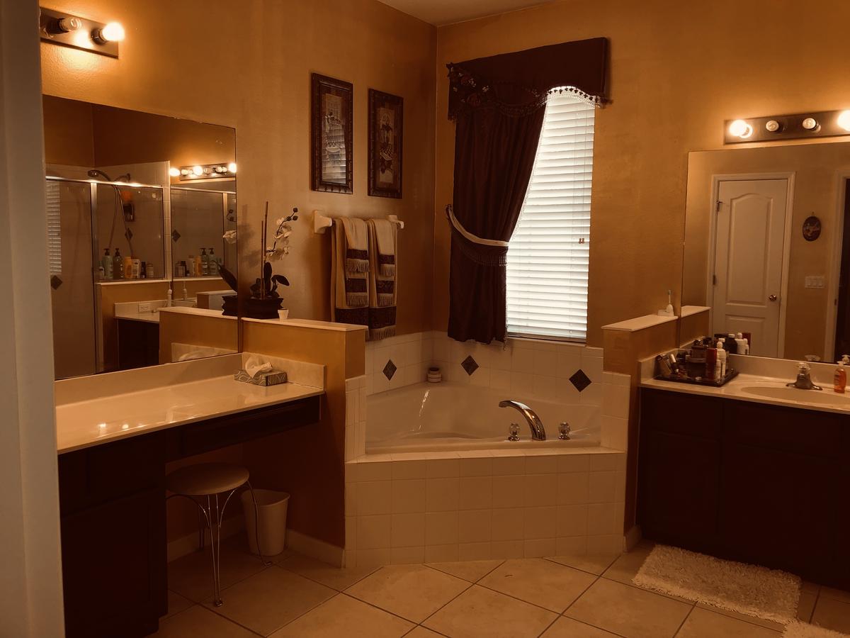 Orlando Centrally Located Luxury Home With Pool! - thumb 17