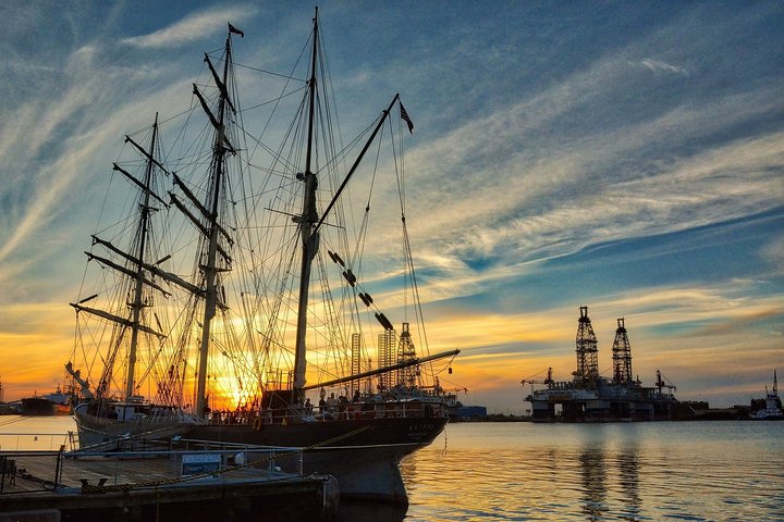 Historic Port Pirates and Architecture Bus Tour